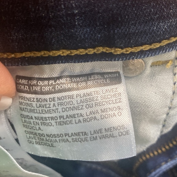 VNTG LEVI’S  PREMIUM BERMUDA SHORTS PERFECT FOR THE UPCOMING SPRING 2025 TRENDS - Picture 10 of 10